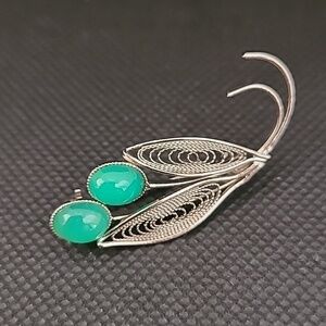 VINTAGE Silver Tone Filigree Leaf Brooch With Green Stones